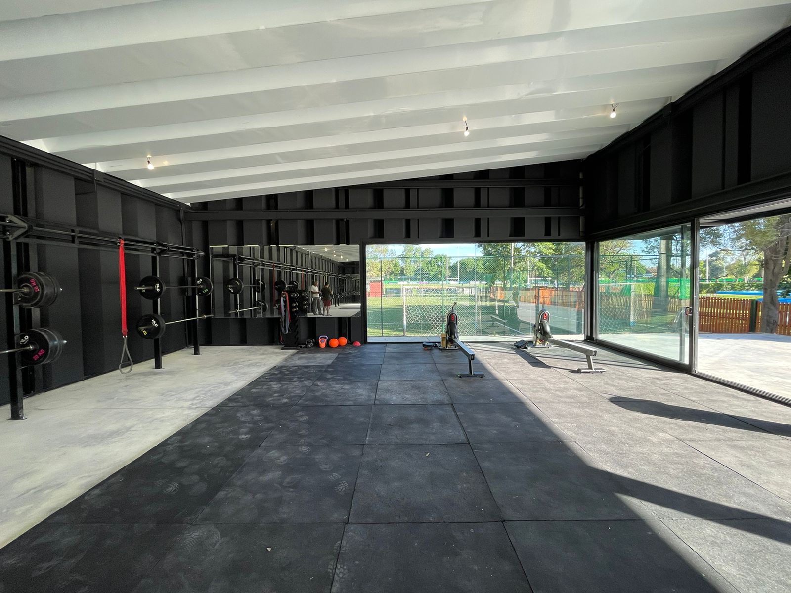Interior de nave industrial con aislamiento NURPANEL